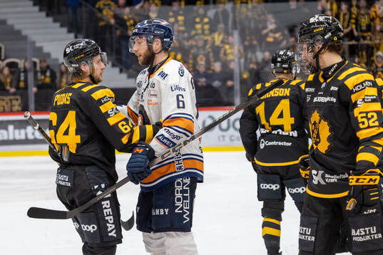 Skellefteås Jonathan Pudas tackar Växjös Petter Granberg