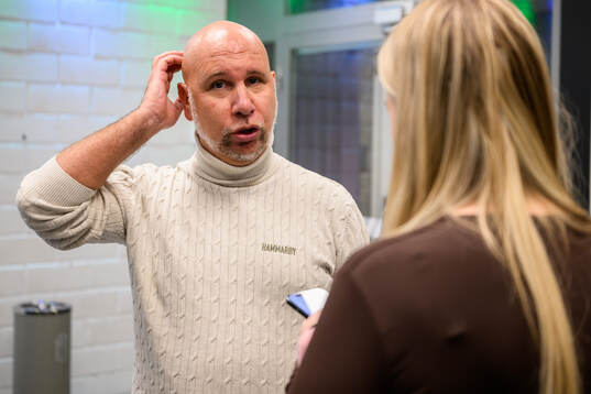 Hammarbys sportchef Mikael Hjelmberg intervjuad