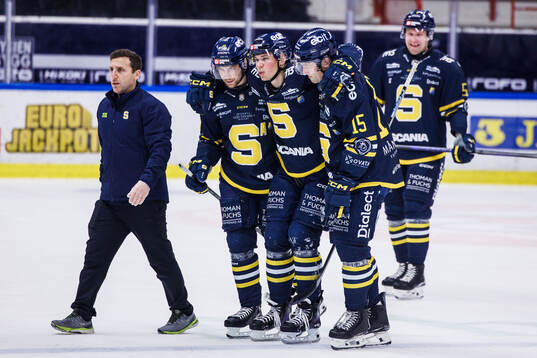 Södertäljes Måns Lindbäck lämnar planen med en skada