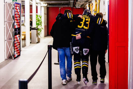 Södertäljes Måns Lindbäck lämnar planen med en skada