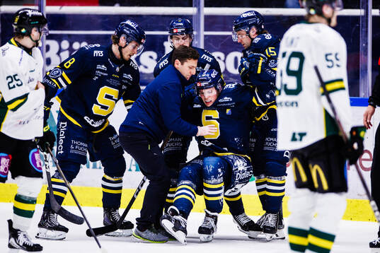 Södertäljes Måns Lindbäck har ont och får hjälp av