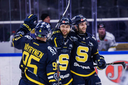 Södertäljes Daniel Norbe (m) jublar med Teemu Väyrynen