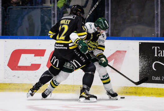 AIKs Scott Pooley och Björklövens Lucas Nordsäter