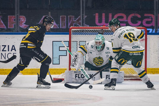 AIKs Daniel Ljungman och Björklövens Liam Dower Nilsson