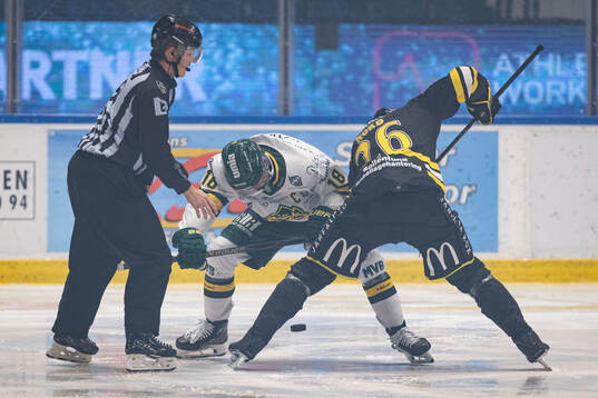 Björklövens Axel Ottosson och AIKs Oscar Nord