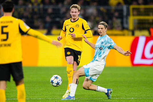 Julian Brandt of Borussia Dortmund and Ulrik Saltnes of
