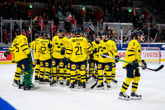 Bla gjennom flere bilder av Ice Hockey, Swiss Hockey Games, Sweden - Switzerland