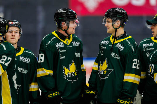 Östersunds Isak Garfve och Dennis Värmhed jublar