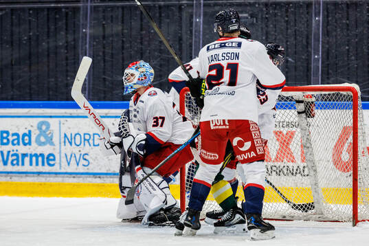 Oskarshamns målvakt Emil Vuorio jublar