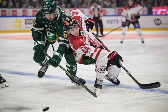 Färjestads Radim Zohorna och Örebros Melvin Fernström