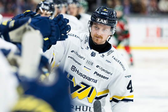 HV71s Riley Woods jublar