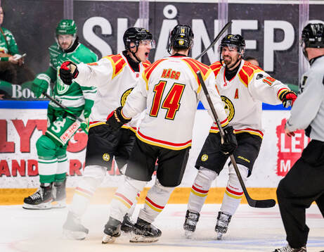 Brynäs Oskar Lindblom och Anton Rödin jublar