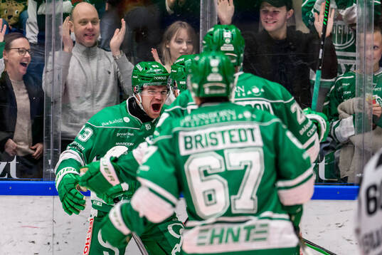 Rögles Karson Kuhlman jublar