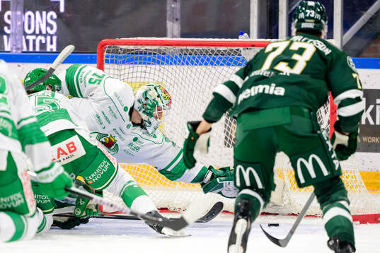 Rögles målvakt Arvid Holm med en räddning