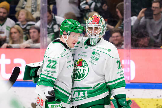 Rögles Fredrik Olofsson och målvakt Arvid Holm jublar
