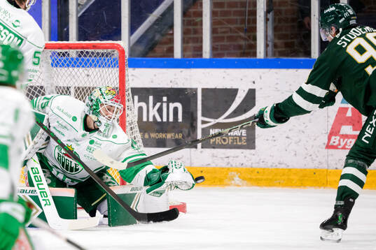 Rögles målvakt Arvid Holm och Färjestads Marian Studenic