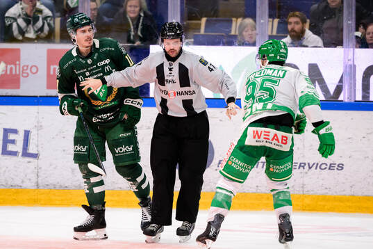 Färjestads Joakim Nygård, linjedomare Oliver Sjöberg och