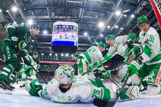 Färjestads och Rögles spelare framför Rögles målvakt