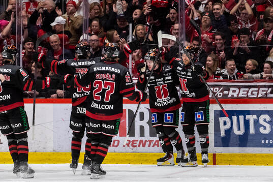 Örebros Melvin Fernström gör 1-0 och jublar med Gustav