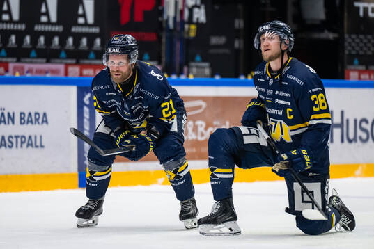 HV71s Mattias Tedenby och Olle Alsing jublar