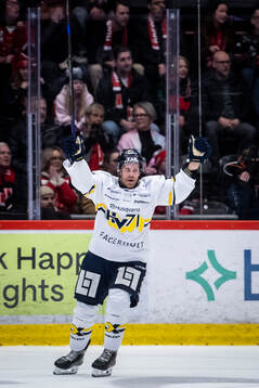 HV71s Mattias Tedenby gör 2-4 och jublar