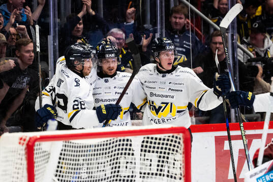 HV71s Riley Woods jublar med lagkamrater