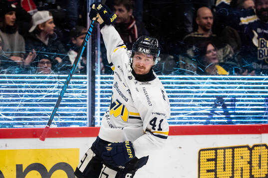 HV71s Riley Woods jublar