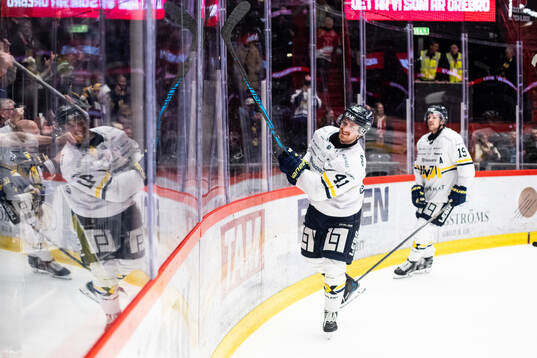 HV71s Riley Woods jublar