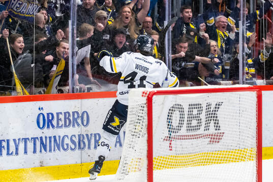 HV71s Riley Woods jublar