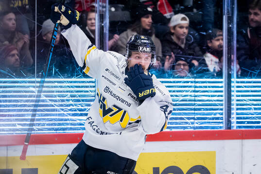 HV71s Riley Woods jublar