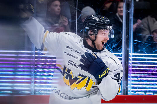HV71s Riley Woods jublar