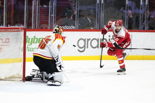 Timrås Magnus Pääjärvi och Brynäs målvakt Damian Clara