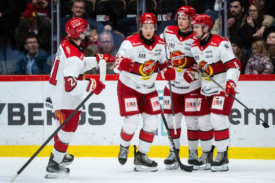 Almtunas Mikkel Øby-Olsen jublar med lagkamrater