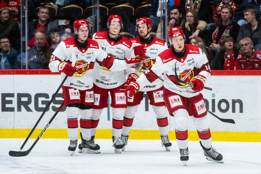 Almtunas Mikkel Øby-Olsen jublar med lagkamrater