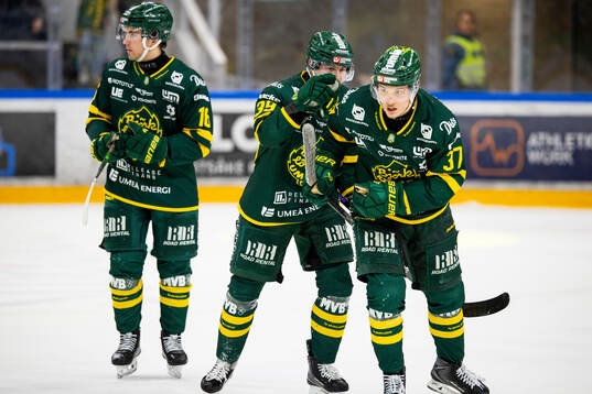 Björklöven Lenni Killinen jublar med Joel Mustonen