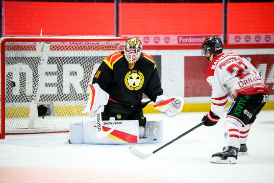 Brynäs målvakt Erik Källgren och Örebros Patrik Puistola
