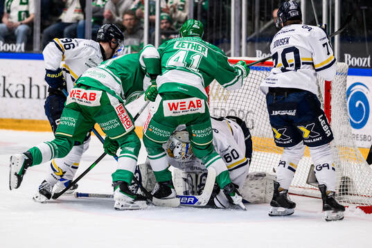 Rögles Leon Bristedt och HV71s målvakt Felix Sandström