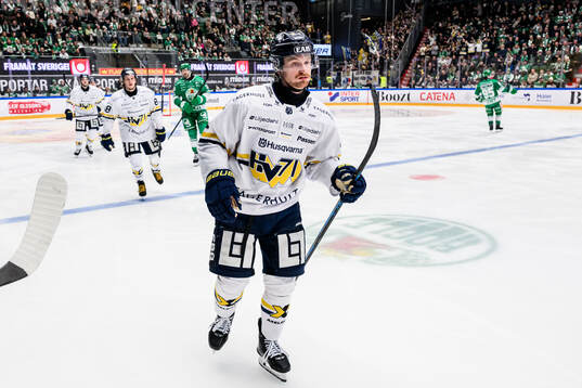 HV71s Riley Woods jublar