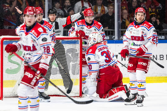 Timrås Ludvig Levinsson och målvakt Jacob Johansson