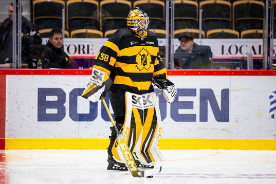 Skellefteås målvakt Strauss Mann innan ishockeymatchen i