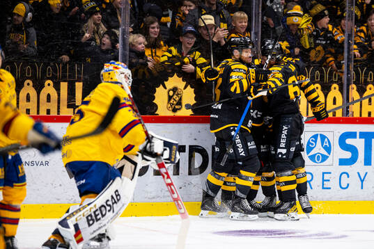 Skellefteås Rickard Hugg jublar med lagkamrater