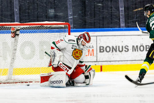 Östersunds Dennis Värmhed gör 1-1 bakom Moras målvakt