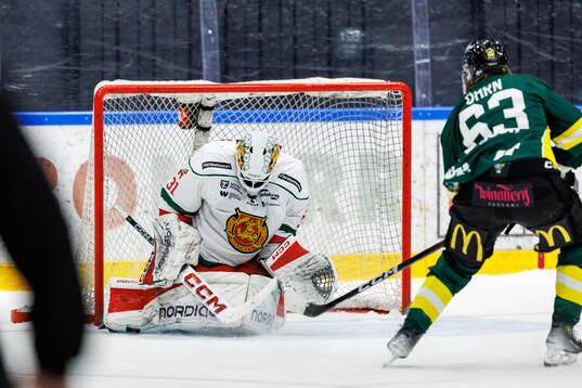 Moras målvakt Marcus Hellgren Smed räddar en straff av