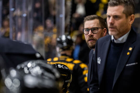 Skellefteås assisterande tränare Andreas Falk reagerar