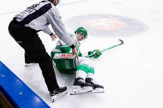 Rögles Simon Zether har ont