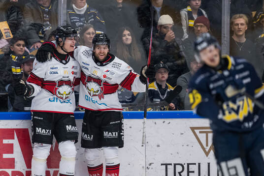 Malmö Redhawks Fredrik Händemark och Carl Persson jublar