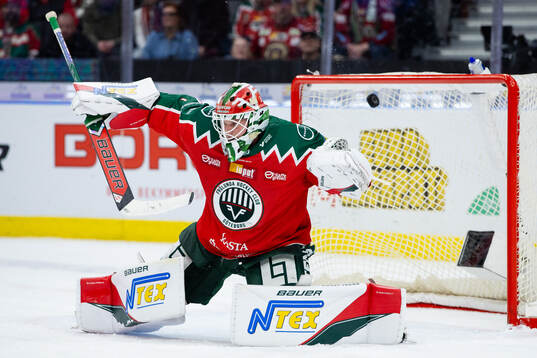 Färjestads Albert Wikman (ej i bild) skjuter reducering