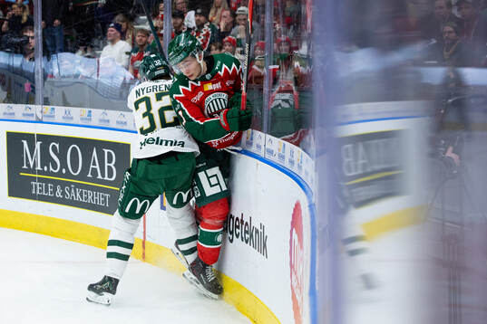 Färjestads Magnus Nygren tacklar Frölundas Isac Born