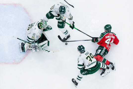 Frölundas Noah Dower Nilsson mot Färjestads målvakt