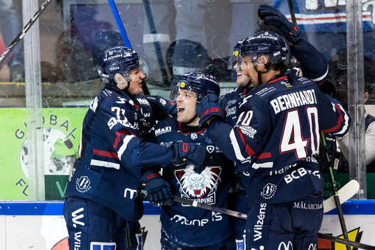 Linköpings Fredrik Karlström jublar med Nicholas Shore,